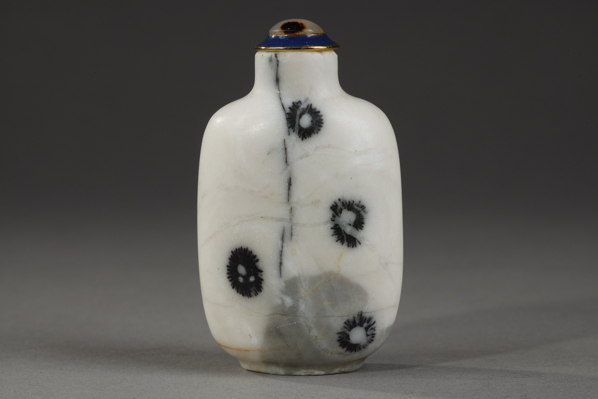 Chinese fossiliferous limestone or calcite of black grey and white . forming flowers  patterns on one side 
19 th century
H 5,6cm